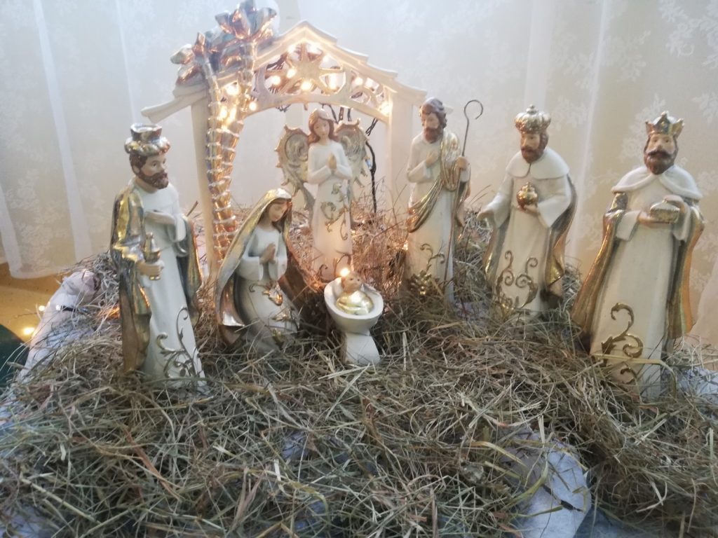 Dekoracja na piętrze: szopka z biało-złotymi figurkami: Dzieciątko Jezus, święty Józef, Maryja, anioł i Trzech Króli