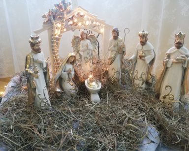 Dekoracja na piętrze: szopka z biało-złotymi figurkami: Dzieciątko Jezus, święty Józef, Maryja, anioł i Trzech Króli