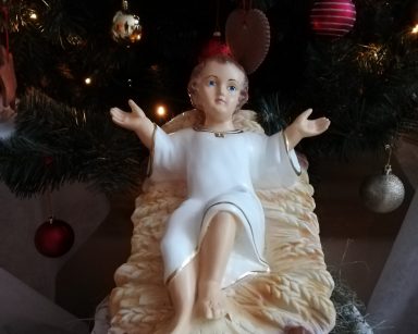 Figurka Dzieciatka Jezus z dekoracji świątecznej na piętrze II