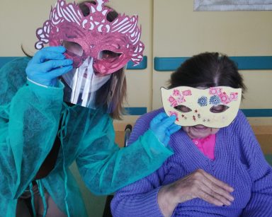 Seniorka z psycholożką Marią Skubich-Wiczling prezentują noworoczne maski