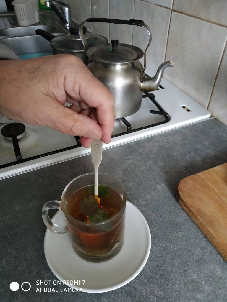 Szklanka z herbatą z listkami mięty