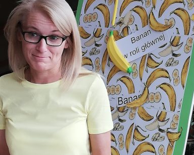 Kierowniczka Ilona Gajewska prowadzi zajęcia. W tle plakat w żółte banany z napisem: Banan w roli głównej.