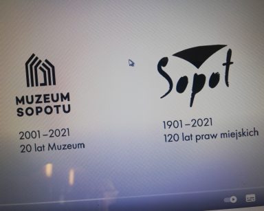 Ekran. Na białym tle logo Muzeum Sopotu i napis 2001-2021, 20 lat Muzeum, obok napis Sopot, 1901-2021, 120 lat praw miejskich.