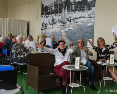 Dyrektorka Agnieszka Cysewska, kierowniczki Ilona Gajewska, Mariola Ludwicka i seniorzy podczas obchodów urodzin Sopotu.