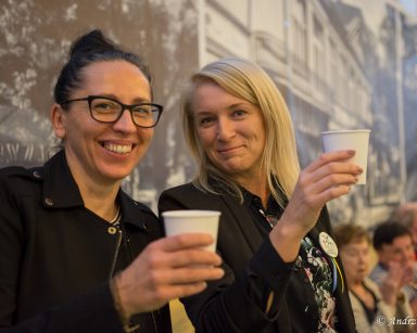 Terapeutka Magdalena Poraj-Górska i kierowniczka Ilona Gajewska śmieją się i wznoszą toast.