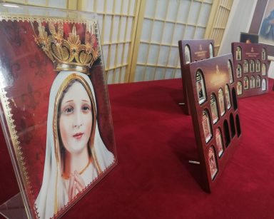 Na stole duży portret Matki Boskiej i małe obrazy w drewnianych ramach.