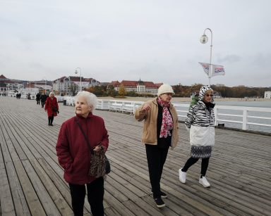 Molo w Sopocie. Seniorki spacerują. Mają ciepłe kurtki.