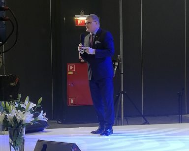 Doktor Paweł Grzesiowski przemawia na scenie.