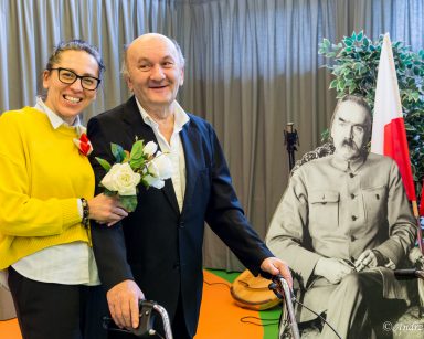 Przy tekturowej postaci Piłsudskiego senior i terapeutka Magdalena Poraj-Górska. Śmieją się.