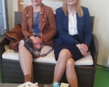 Obok siebie siedzą Wiceprezydentka Magdalena Czarzyńska-Jachim i dyrektorka Agnieszka Cysewska.