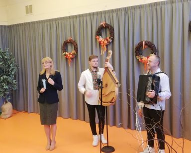 Na sali dyrektorka Agnieszka Cysewska. Obok, przy mikrofonach dwaj muzycy z zespołu Galicia Folk Band.