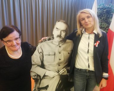 Przy tekturowej postaci Piłsudskiego seniorka, kierowniczka Ilona Gajewska. Dekoracja z okazji Święta Niepodległości.