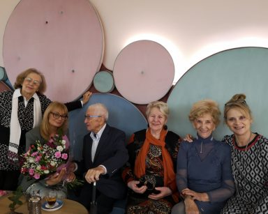 Zdjęcie grupowe. Na kanapie siedzą dyrektorka Agnieszka Cysewska, terapeutka Beata Brzozowska, seniorzy.