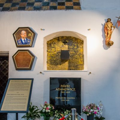 Bazylika Mariacka. Kaplica świętego Marcina. Portret prezydenta Pawła Adamowicza, tablica, wazony z kwiatami.