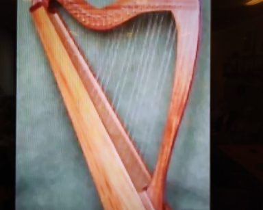 Slajd. Na nim zdjęcie harfy z drewna.