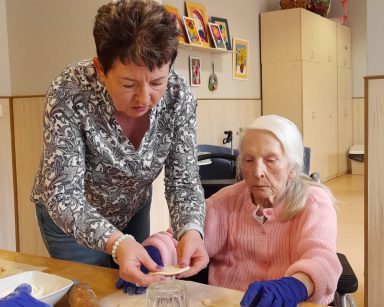 Świetlica. Kierowniczka Mariola Ludwicka i seniorka wykrawają krążki z ciasta.