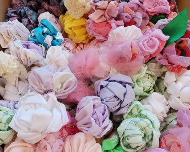Kolorowe kwiaty zrobione z materiału.