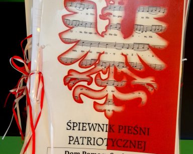 Biało-czerwony śpiewnik z białym orłem. Napis śpiewnik patriotyczny, Dom Pomocy Społecznej w Sopocie.
