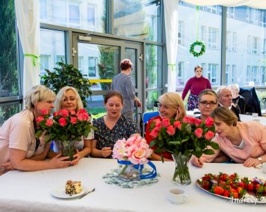 Ogród zimowy. Spotkanie seniorów i pracowników z okazji obchodów święta pielęgniarki i opiekunki.