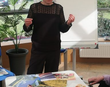 Ogród zimowy. Terapeutka Magdalena Poraj-Górska prowadzi zajęcia dla seniorów.