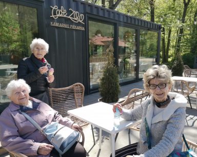 Pogodny dzień. Gdańskie ZOO. Trzy seniorki na patio kawiarni.