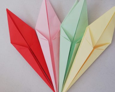 Kartki kolorowego papieru złożone technika origami.