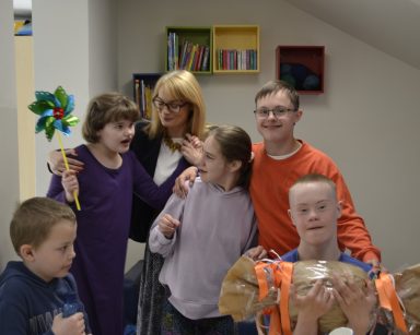 Zespół szkół Specjalnych nr 5 w Sopocie. Dyrektor Agnieszka Cysewska pozuje z uczniami szkoły.