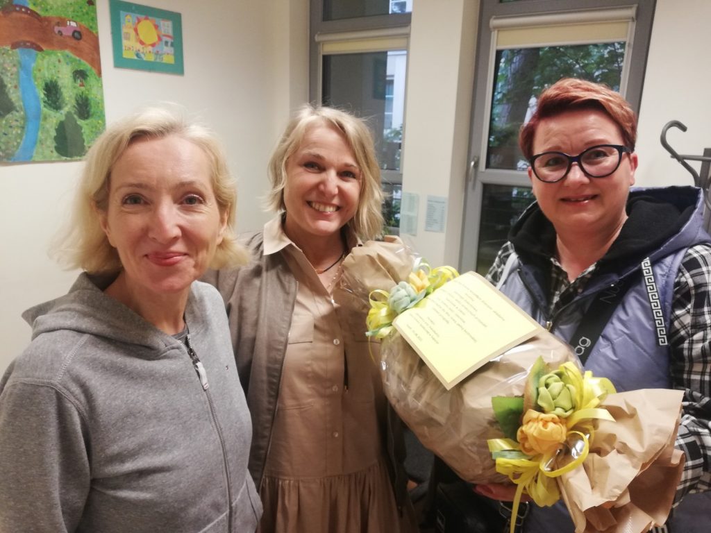 Zespół Szkół Autonomicznych w Sopocie. W pokoju koordynatorka Edyta Życzyńska i dwie kobiety. Śmieją się.
