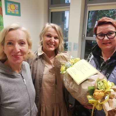 Zespół Szkół Autonomicznych w Sopocie. W pokoju koordynatorka Edyta Życzyńska i dwie kobiety. Śmieją się.
