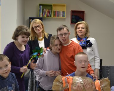 Zespół szkół Specjalnych nr 5 w Sopocie. Dyrektor Agnieszka Cysewska pozuje z uczniami i dyrektor szkoły Iwoną Goślicką.