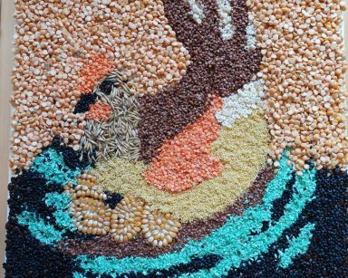 Obraz. Kura wyklejona z kolorowych nasion i ziaren.