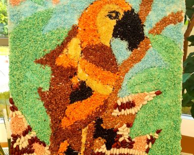 Obraz. Papuga wyklejona z ziaren i nasion.