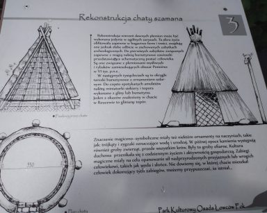 Plakat z rysunkami chaty z różnych stron i tekst „Rekonstrukcja chaty szamana