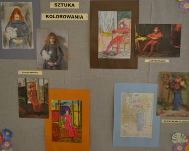Na tablicy obrazy i ich kopie wykonane kredkami. Obok tekst Prace wykonane przez mieszkańców Domu Pomocy Społecznej w Sopocie.