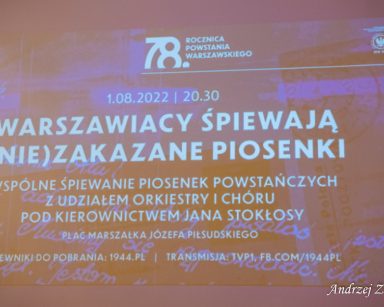Ekran projektora. Transmisja z okazji 78 rocznicy Powstania Warszawskiego. Warszawiacy śpiewają (nie)zakazane piosenki.