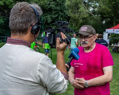 Senioriada w Kolbudach. Uczestnik z Sopotu udziela wywiadu do telewizji.