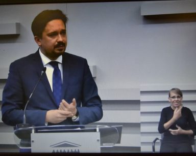 Transmisja z przemówienia Rzecznika Praw Obywatelskich. Tłumacz języka migowego w rogu ekranu.