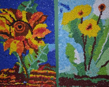 Dwa obrazy wykonane z kolorowych kulek z bibuły. Na pierwszym kwiat, na drugim mlecze i dmuchawiec.
