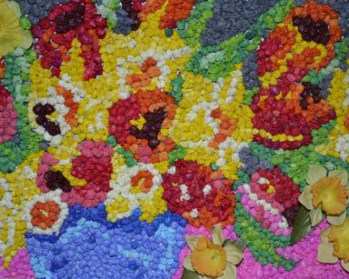 Obraz wykonany z kolorowych kulek z bibuły. Przedstawia kwiaty.