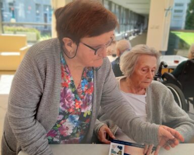 Ogród zimowy. Seniorki przy stole z i materiałami plastycznymi.