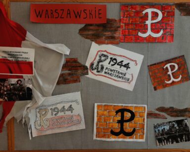 Tablica z plakatami. Na plakatach napis Powstanie Warszawskie, symbole Polski Walczącej, zdjęcia powstańców.