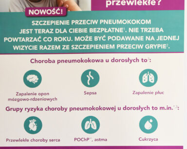 Plakat. Na plakacie uśmiechnięta kobieta. Pod spodem napis o szczepieniach na grypę i pneumokokom.