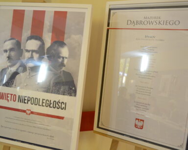 Zbliżenie. Dwa plakaty. Na jednym napis Święto Niepodległości i zdjęcie Józefa Piłsudskiego. Na drugim Hymn Polski.