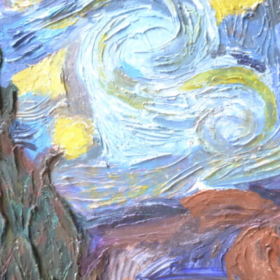 Zbliżenie. Obraz Vincenta Van Gogha "Gwieździsta Noc". Dominują kolory niebieskie, białe, żółte i brązowe.