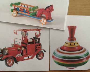 Widok z góry. Trzy zdjęcia, na nich zabawki: drewniane koniki z wozem, stary wóz strażacki, kolorowy bączek.