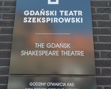 Tabliczka na gmachu Teatru Szekspirowskiego. Po polsku i angielsku zapisana nazwą teatru i godziny otwarcia.