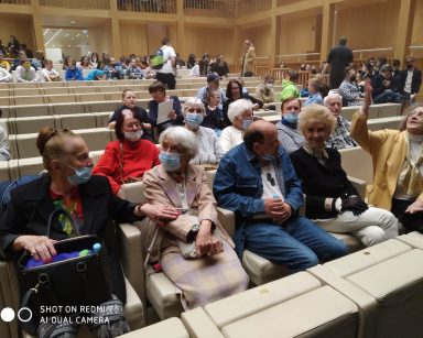 Sala teatru. W dwóch pierwszych rzędach uczestnicy Dziennego Domu. Z tyłu inni widzowie.