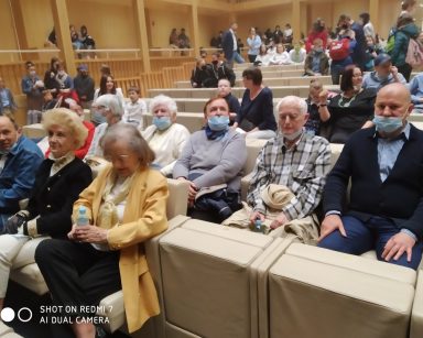 Sala teatru. W dwóch pierwszych rzędach kierownik Arkadiusz Wanat i uczestnicy Dziennego Domu. Z tyłu inni widzowie.